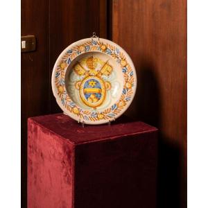 Piatto in maiolica con stemma papale Albani, Italia, XVIII secolo