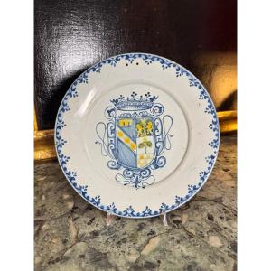 Piatto armoriato in maiolica policroma, stemma nobiliare quartato, XVIII seco