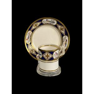 Tazza in porcellana con piattino a decoro neoclassico, Manifattura Giustiniani XIX secolo