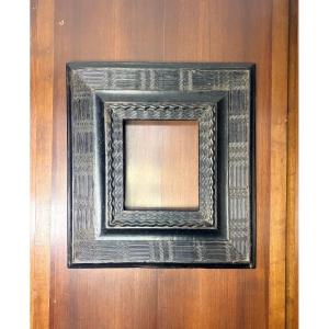 Cornice in guilloche nera, XVI secolo
