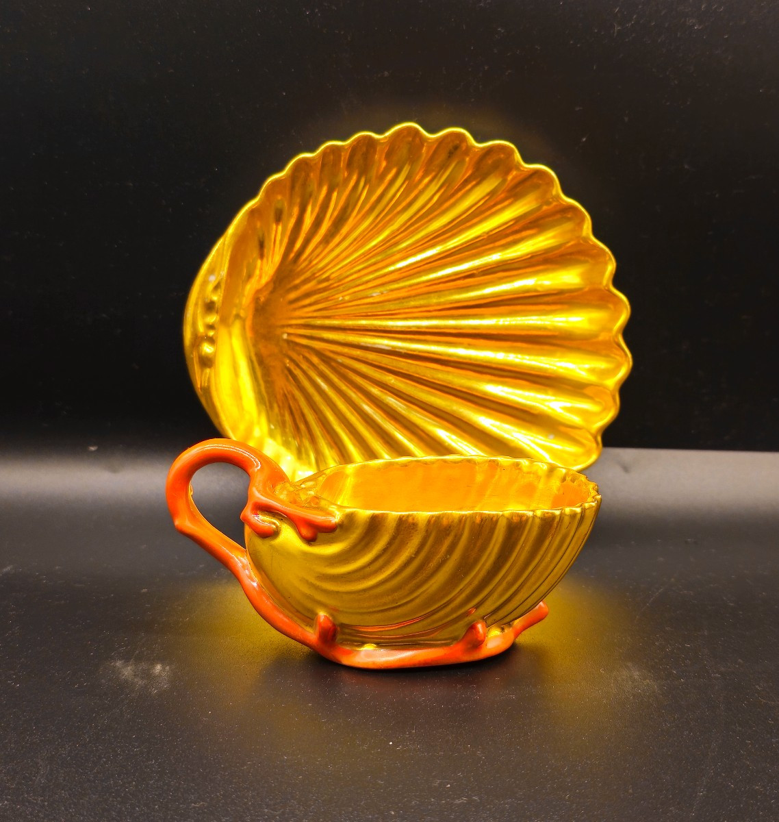 Tazzina con piattino in porcellana di Dagoty Parigi  a conchiglia con manico in corallo