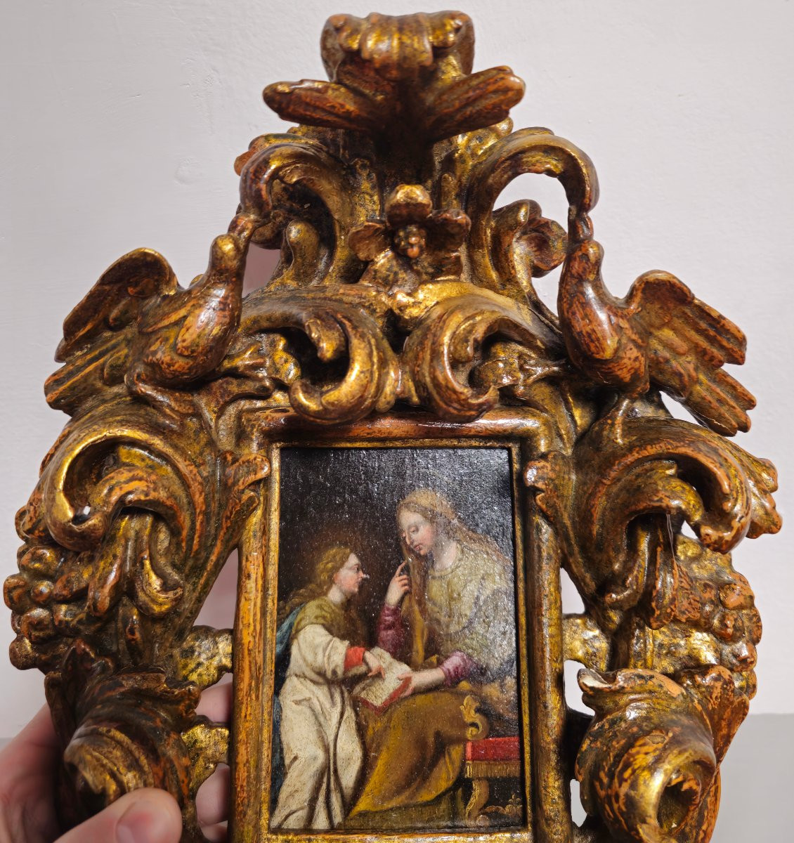 Dipinto su tavoletta entro cornice coeva raffigurante "Sant'Anna che educa la Vergine Maria"-photo-2