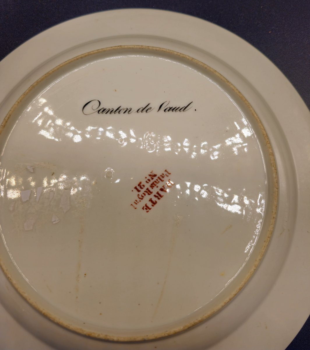 Piatto in porcellana raffigurante i costumi del Cantone di Vaud, Manifattura parigina Darte-photo-2