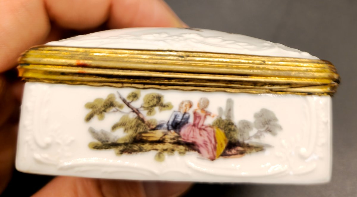 Tabacchiera in porcellana di Berlino con scene della commedia dell'arte e alla Watteau-photo-4