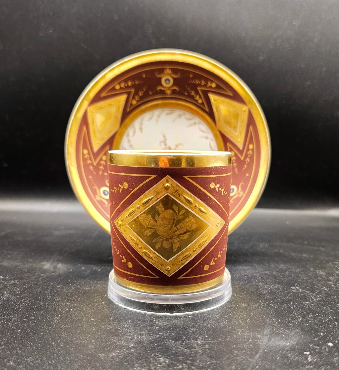 Tazzina con piattino in porcellana della Manifattura Faber a Bruxelles