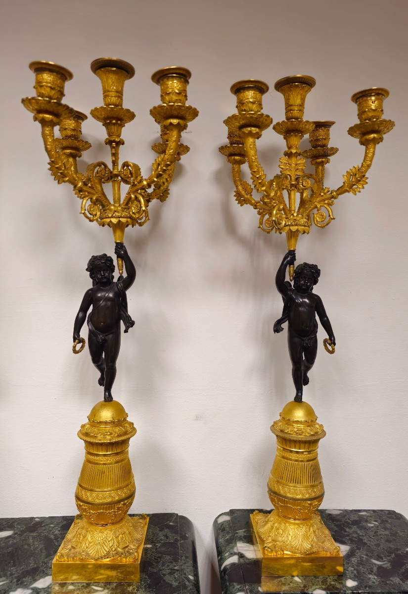 Coppia di candelabri Carlo X in bronzo dorato con figure di putti, Francia