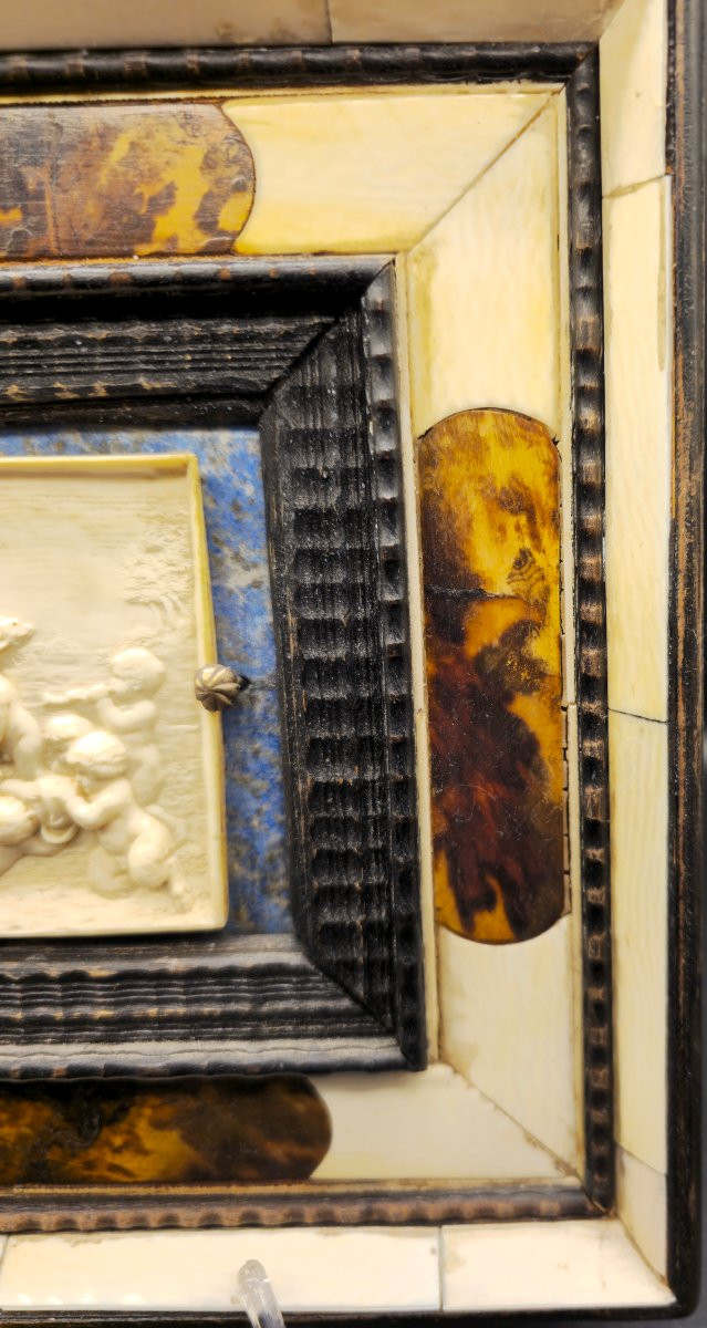 Rilievo in avorio La cattura del Sileno dormiente con cornice in legno, avorio e tartaruga -photo-1