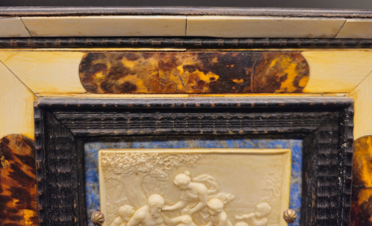 Rilievo in avorio La cattura del Sileno dormiente con cornice in legno, avorio e tartaruga -photo-2