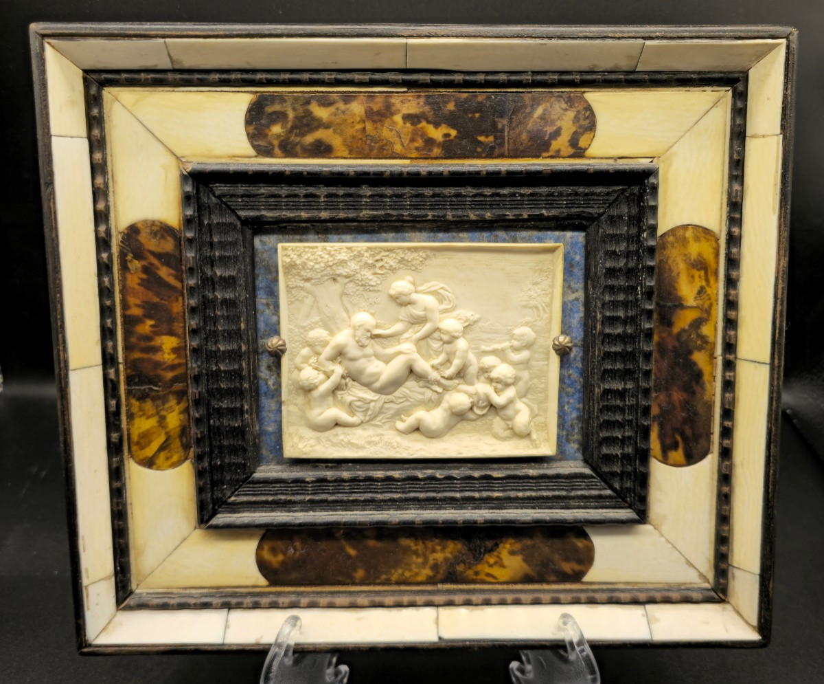 Rilievo in avorio La cattura del Sileno dormiente con cornice in legno, avorio e tartaruga 