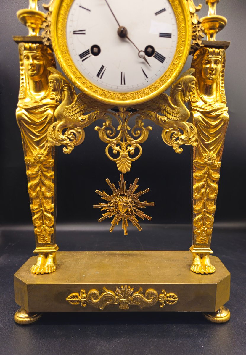 Orologio Impero Retour d’Égypte a Scheletro con Cariatidi in Bronzo Dorato a Fuoco-photo-2