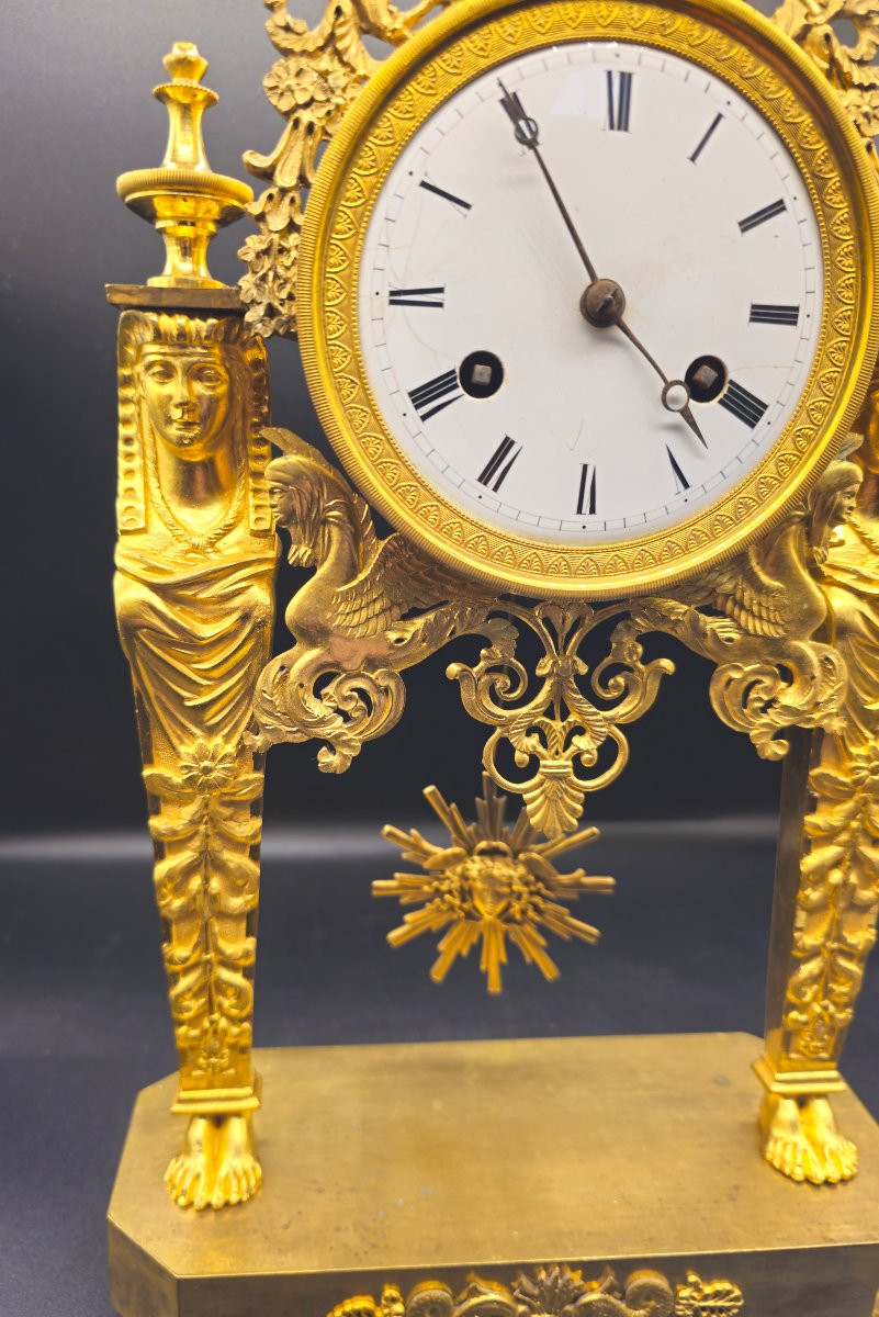 Orologio Impero Retour d’Égypte a Scheletro con Cariatidi in Bronzo Dorato a Fuoco-photo-3