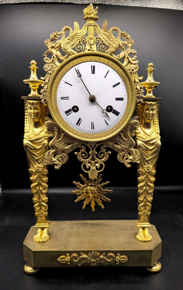 Orologio Impero Retour d’Égypte a Scheletro con Cariatidi in Bronzo Dorato a Fuoco