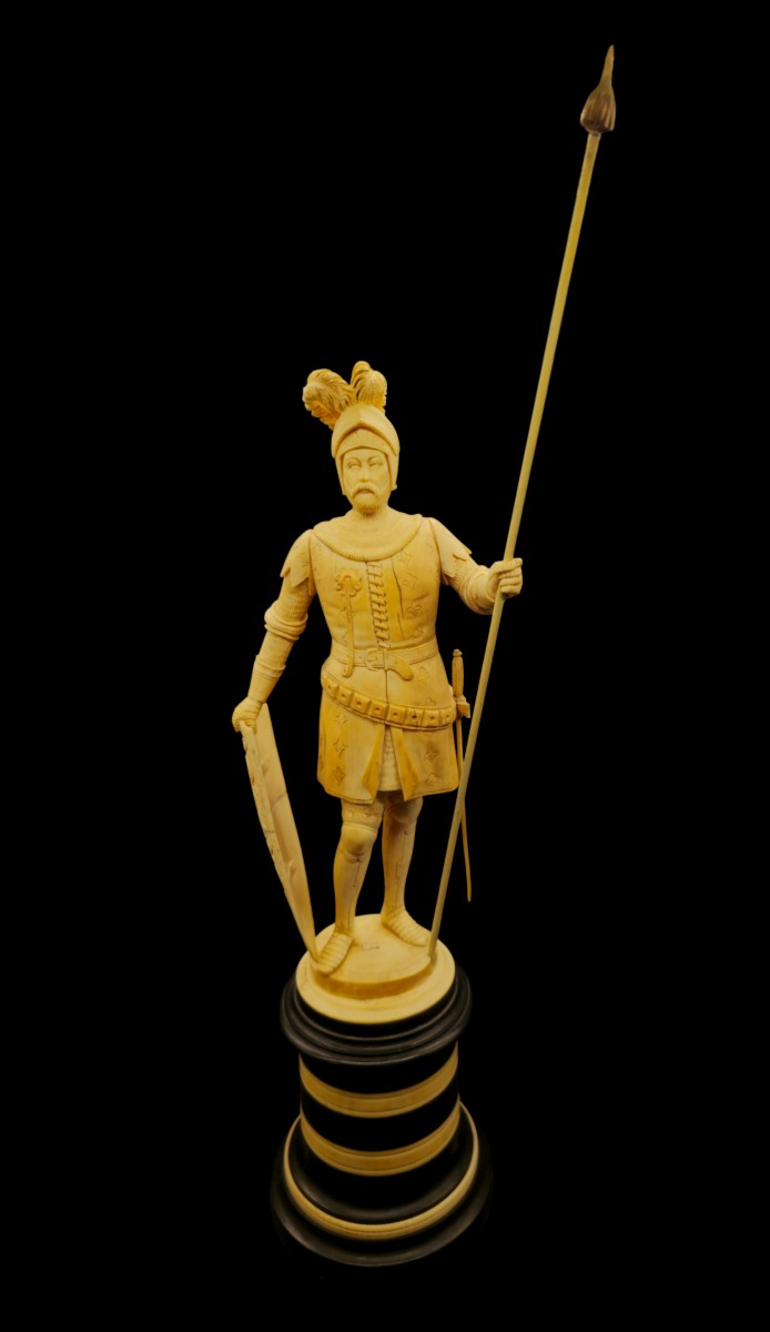 Nobiluomo in Armatura, Intaglio Tedesco in Avorio con Base in Ebano e Avorio, XIX Secolo