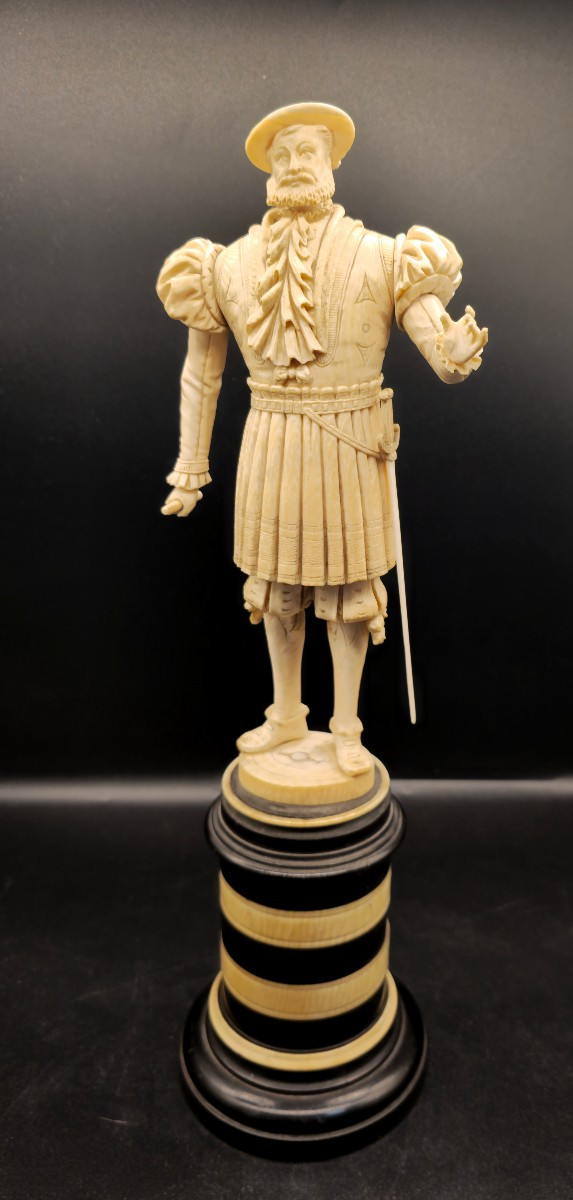 Statua Enrico VIII avorio scolpito, manifattura tedesca XIX sec. con base in ebano