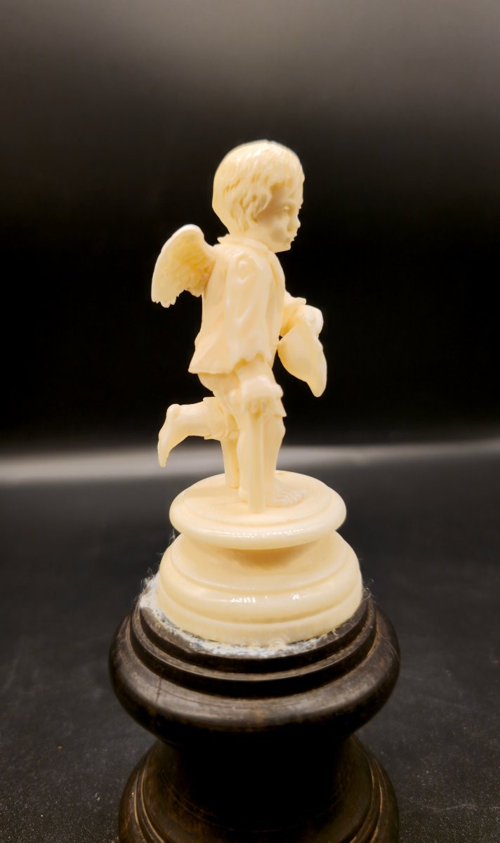 Scultura Antica in Avorio XIX Secolo – Putto Mendicante su Base Ebanizzata-photo-2