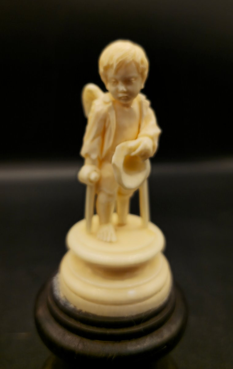 Scultura Antica in Avorio XIX Secolo – Putto Mendicante su Base Ebanizzata-photo-1