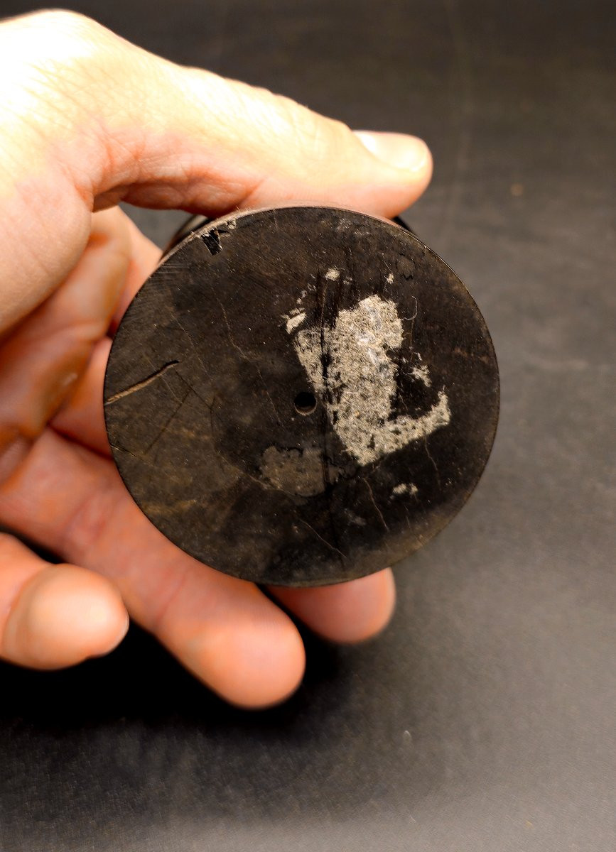 Scultura Antica in Avorio XIX Secolo – Putto Mendicante su Base Ebanizzata-photo-3