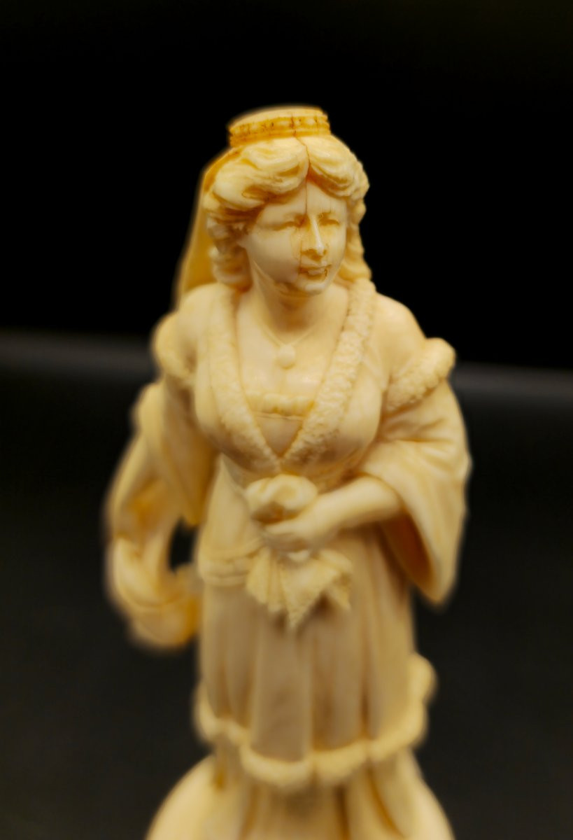 Statuetta in avorio di dama in abito rinascimentale – Dieppe, XIX secolo-photo-2