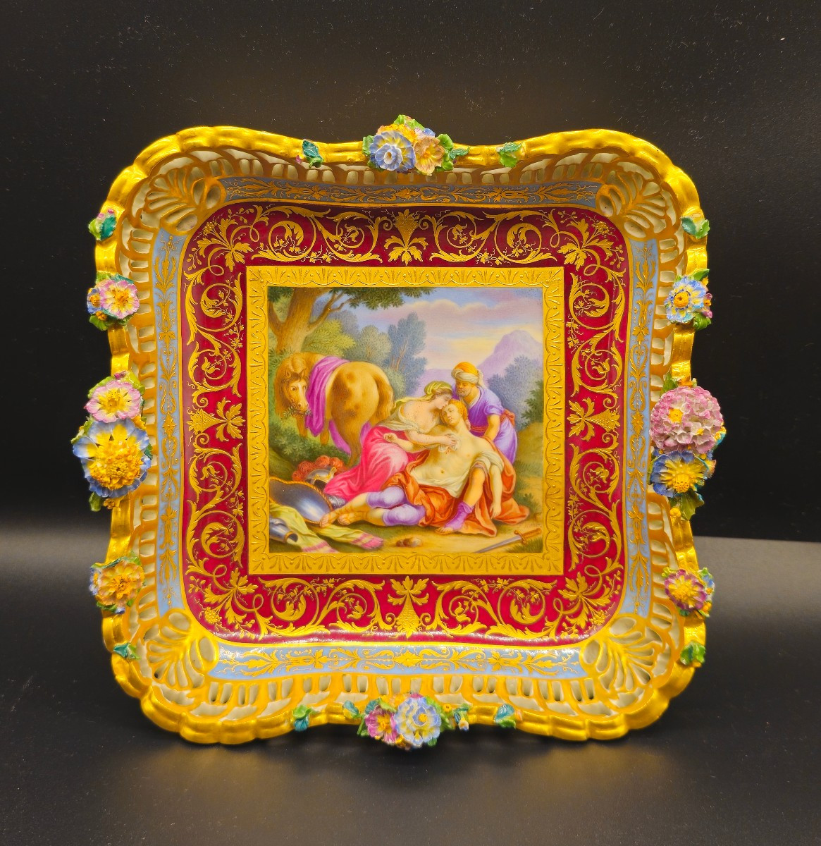 Piccolo vassoio in porcellana Vienna 1830/40, Tancredi soccorre Erminia