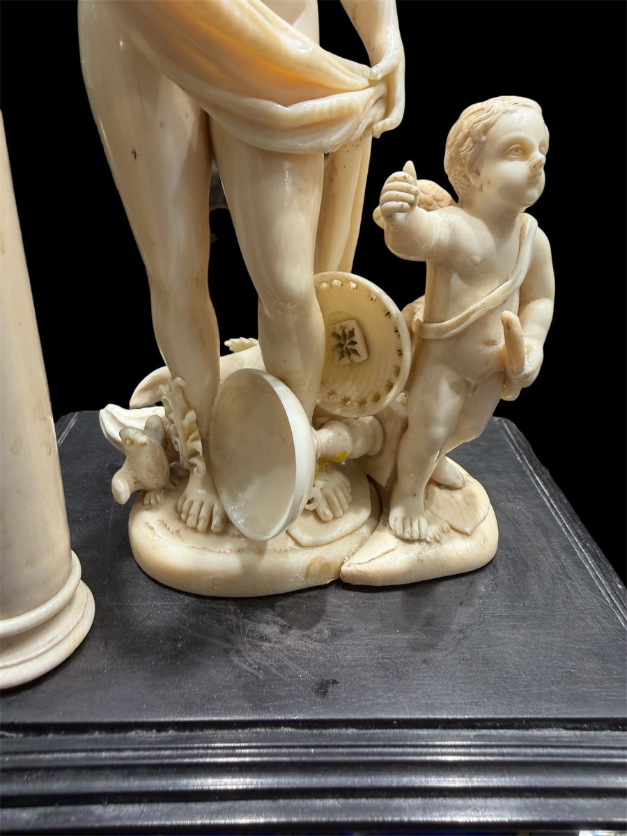 Venere e Amore in avorio, Dieppe fine XVII secolo, base in ebano e lapislazzuli-photo-1