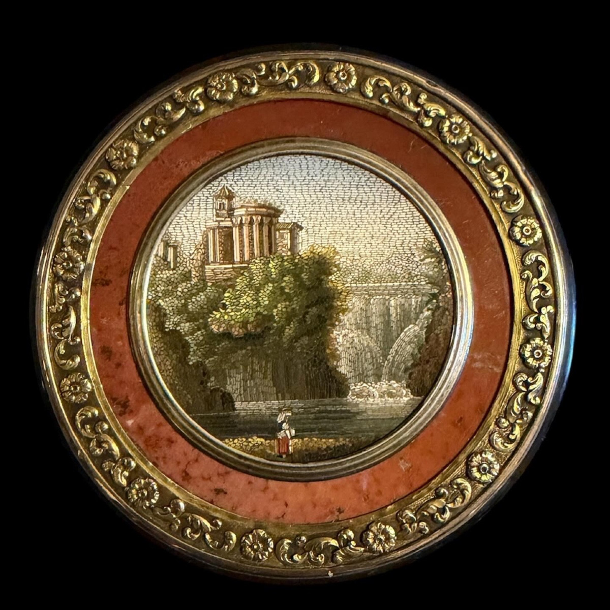 Tabacchiera vermeil, diaspro e tartaruga con micromosaico — Tempio della Sibilla, Tivoli