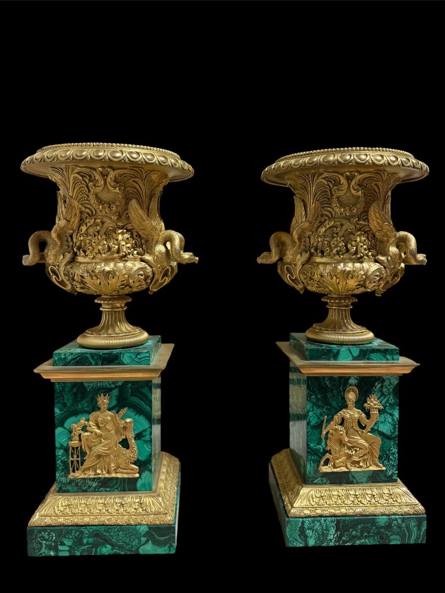 Coppia di vasi in bronzo dorato su basi in malachite, manifattura russa imperiale, XIX sec.