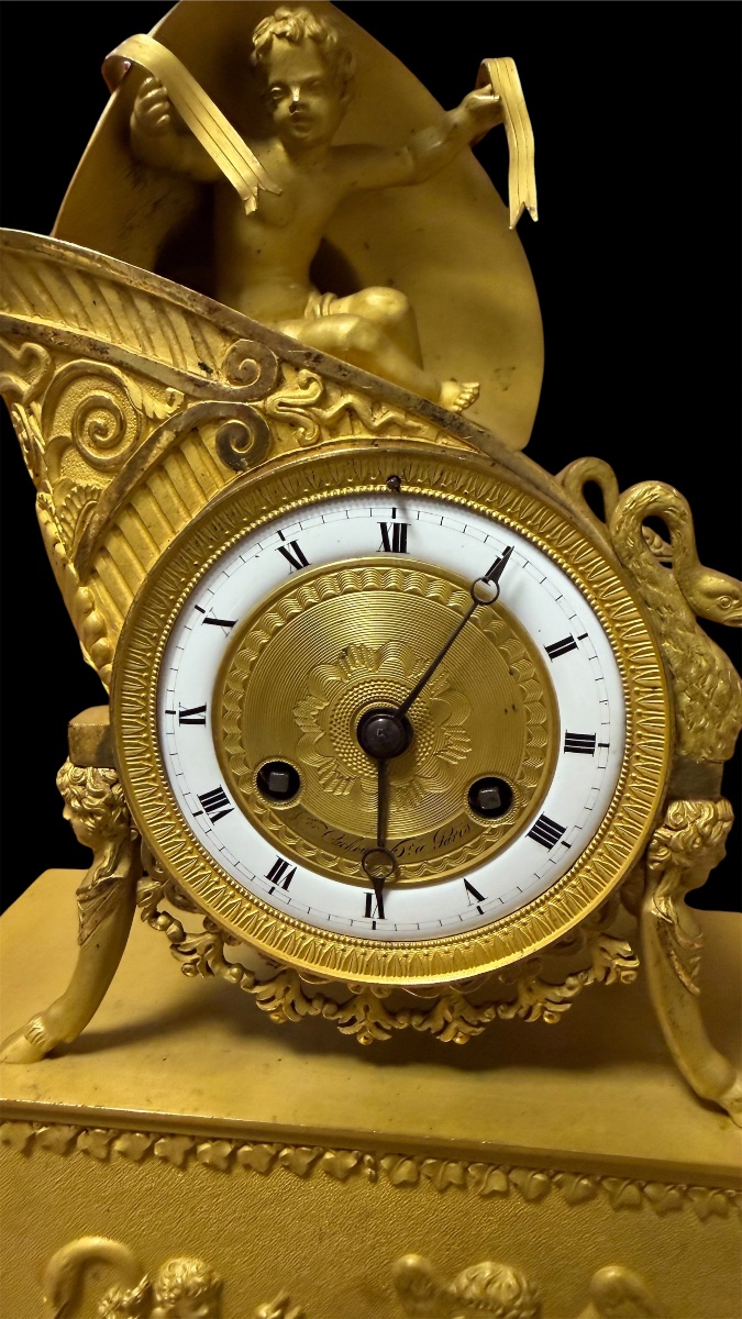 Orologio Impero “al cappello bicorno napoleonico” con putto, bronzo dorato, Parigi 1805-1810-photo-2