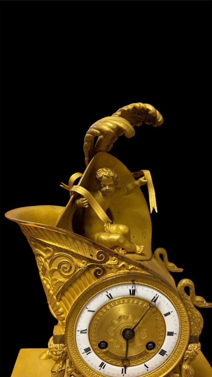 Orologio Impero “al cappello bicorno napoleonico” con putto, bronzo dorato, Parigi 1805-1810-photo-4