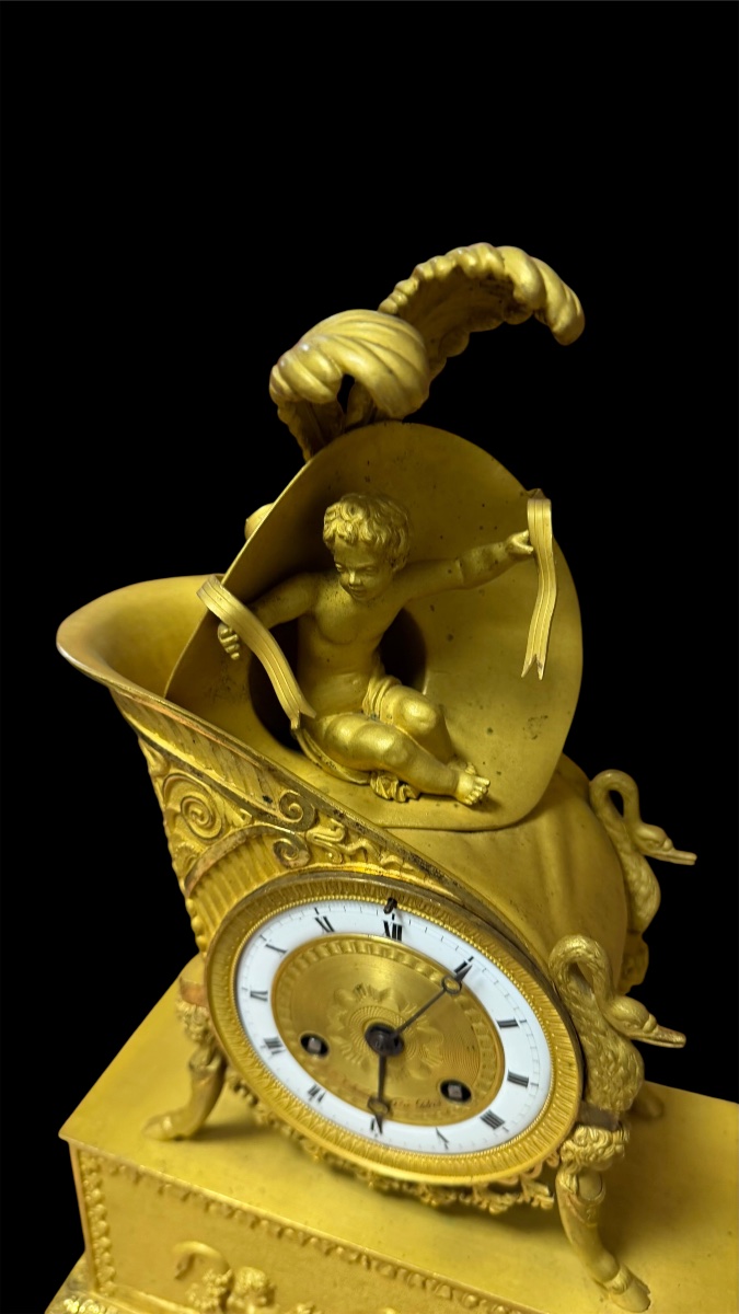 Orologio Impero “al cappello bicorno napoleonico” con putto, bronzo dorato, Parigi 1805-1810-photo-1