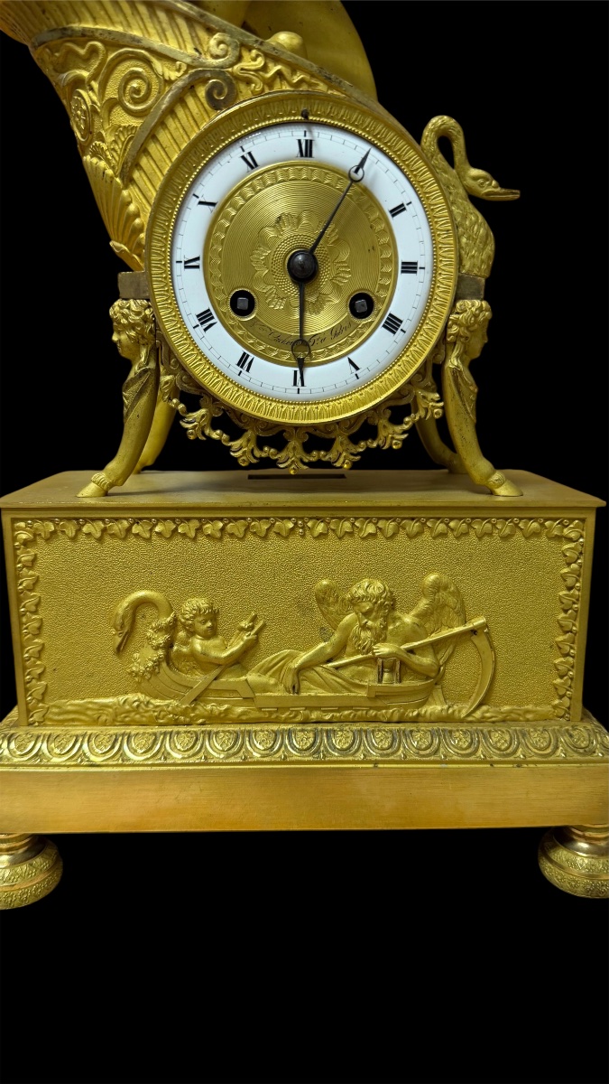 Orologio Impero “al cappello bicorno napoleonico” con putto, bronzo dorato, Parigi 1805-1810-photo-2