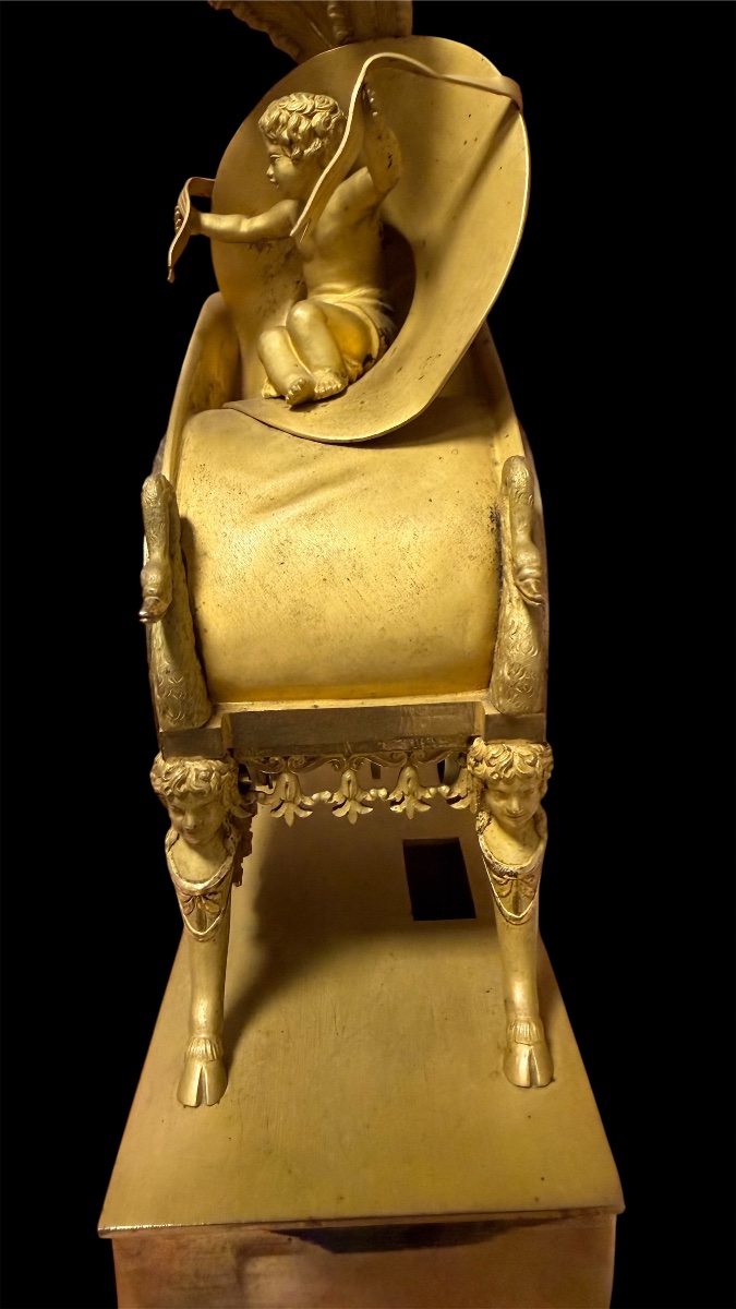 Orologio Impero “al cappello bicorno napoleonico” con putto, bronzo dorato, Parigi 1805-1810-photo-4