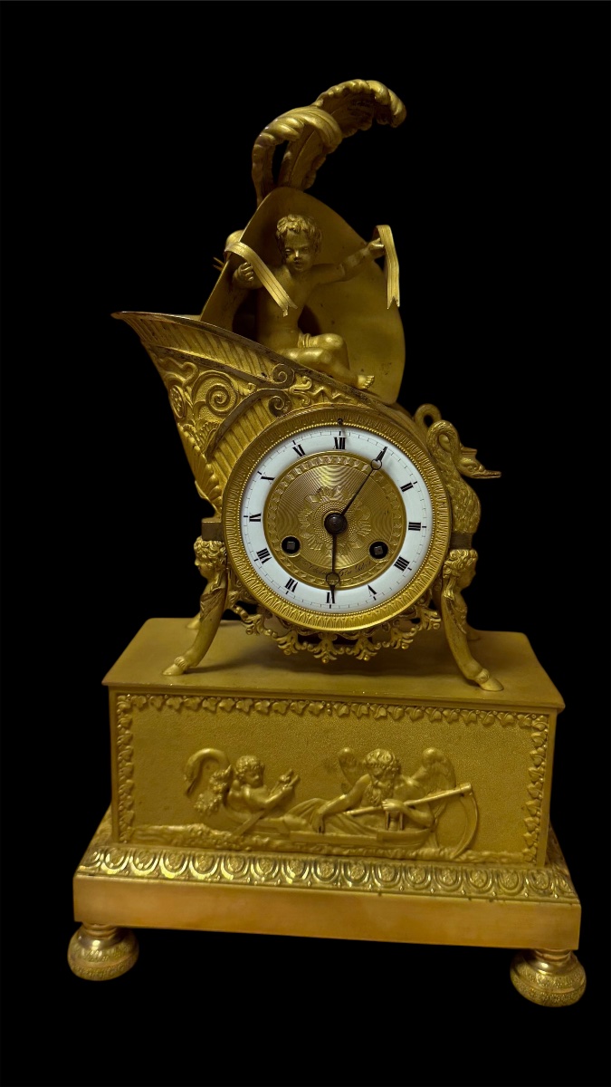 Orologio Impero “al cappello bicorno napoleonico” con putto, bronzo dorato, Parigi 1805-1810