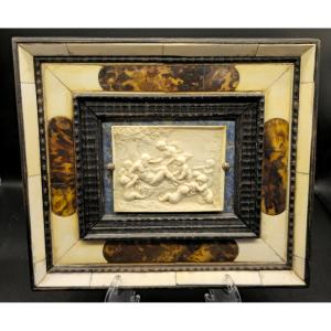 Rilievo in avorio La cattura del Sileno dormiente con cornice in legno, avorio e tartaruga 