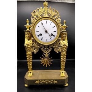 Orologio Impero Retour d’Égypte a Scheletro con Cariatidi in Bronzo Dorato a Fuoco