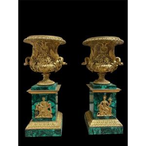 Coppia di vasi in bronzo dorato su basi in malachite, manifattura russa imperiale, XIX sec.