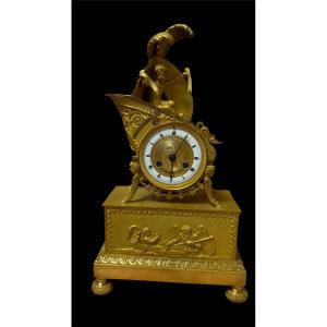 Orologio Impero “al cappello bicorno napoleonico” con putto, bronzo dorato, Parigi 1805-1810