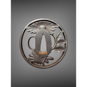 Tsuba Marugata In Iron Decorated With Crisanthemums, Signed Tomotsugu - Edo Period - D. 7.5 Cm. 