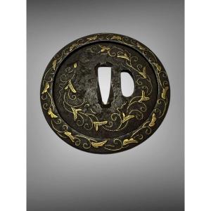 Important Iron Tsuba Maru Gata Decorated With Plant Scrolls - Edo Period - D. ? Cm. 