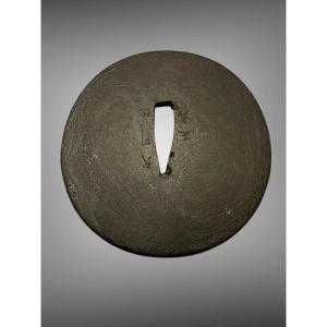 Tsuba Maru Gata In Iron, Signed - Momoyama Period - D. 7.6 Cm. 
