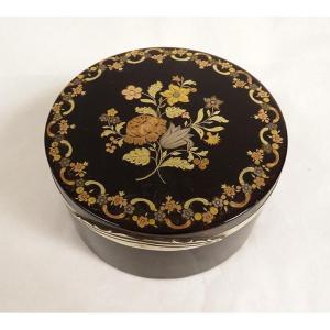 Small Round Box In Gold Stitched Tortoiseshell Bouquet Flowers Garlands 18th Century