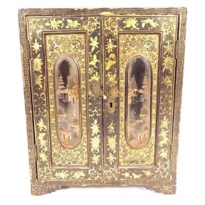 Small Japanese Cabinet In Lacquered Wood With Gilding, Landscapes, Pagoda, Characters, 19th Century
