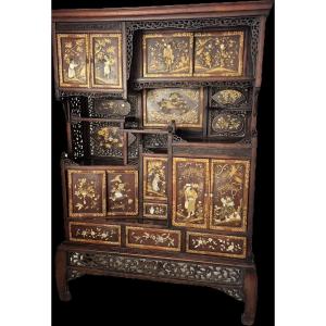 Japanese Cabinet, Meiji Period. Gold Lacquer And Inlays, 19th Century.