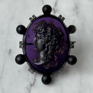 Late 19th Century Glass Cameo Brooch Depicting A Woman's Profile On A Purple Background 