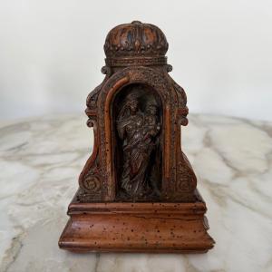 17th-century Walnut Madonna And Child In Her Hotel