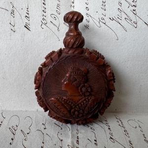 Tobacco Shaker In Corozo Ornamented With Two Profiles Early 19th Century