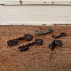 Set Of 5 Haute Epoque Wrought-iron Keys With Original Patina