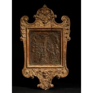 Crucifixion. Cuivre Repoussé, Dans Un Encadrement  En Bois Sculpté