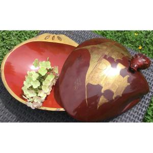 Lacquered Shell-shaped Box Decorated On All Sides 