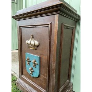 Crown-shaped Sheath Simulating A Small Chest