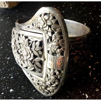 Chinese Silver Bracelet Forming A Buckle With Floral Decor, 1900